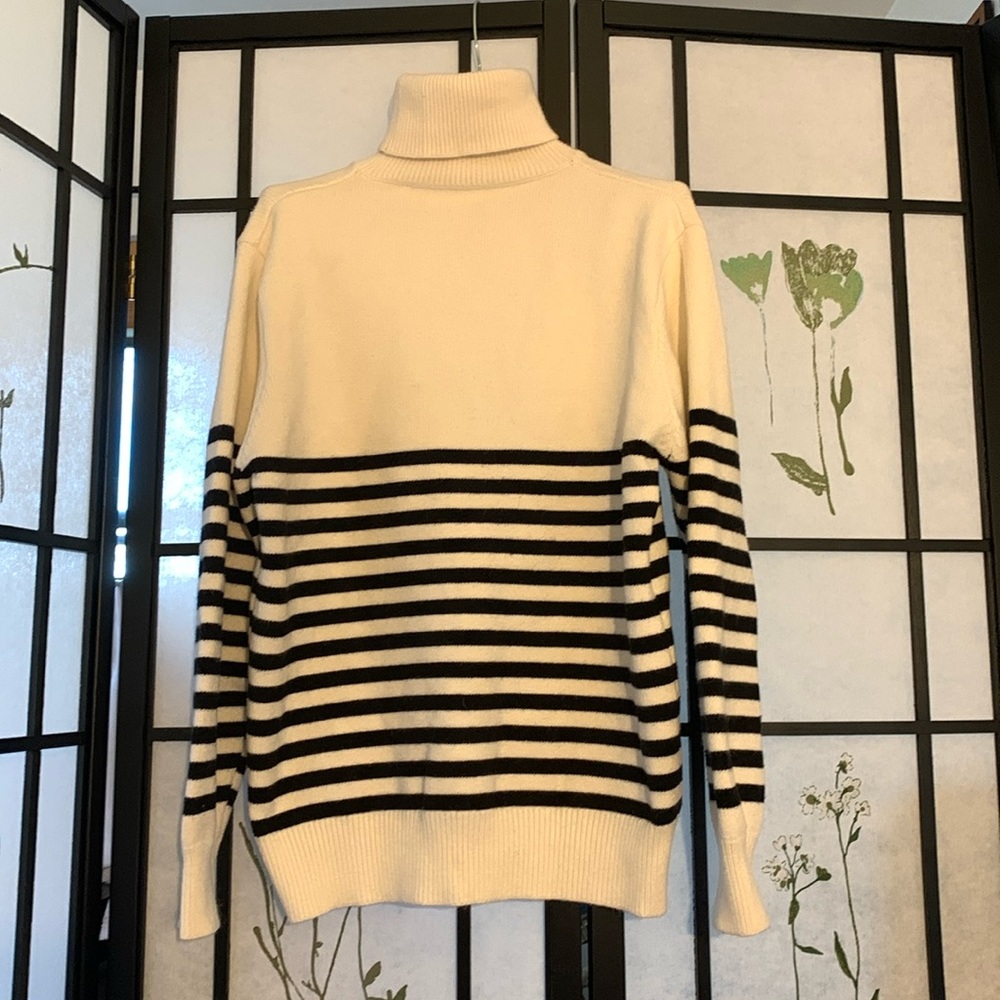 EUC, Sweater